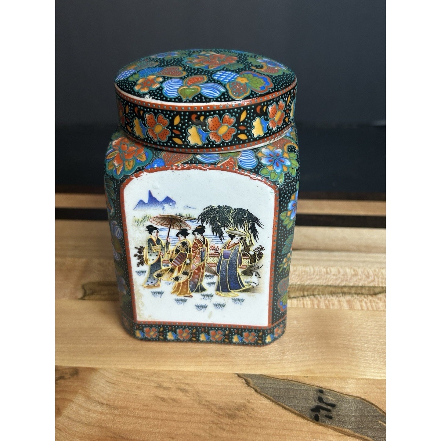 Chinese Canton enamel trinket box floral scene lid detail