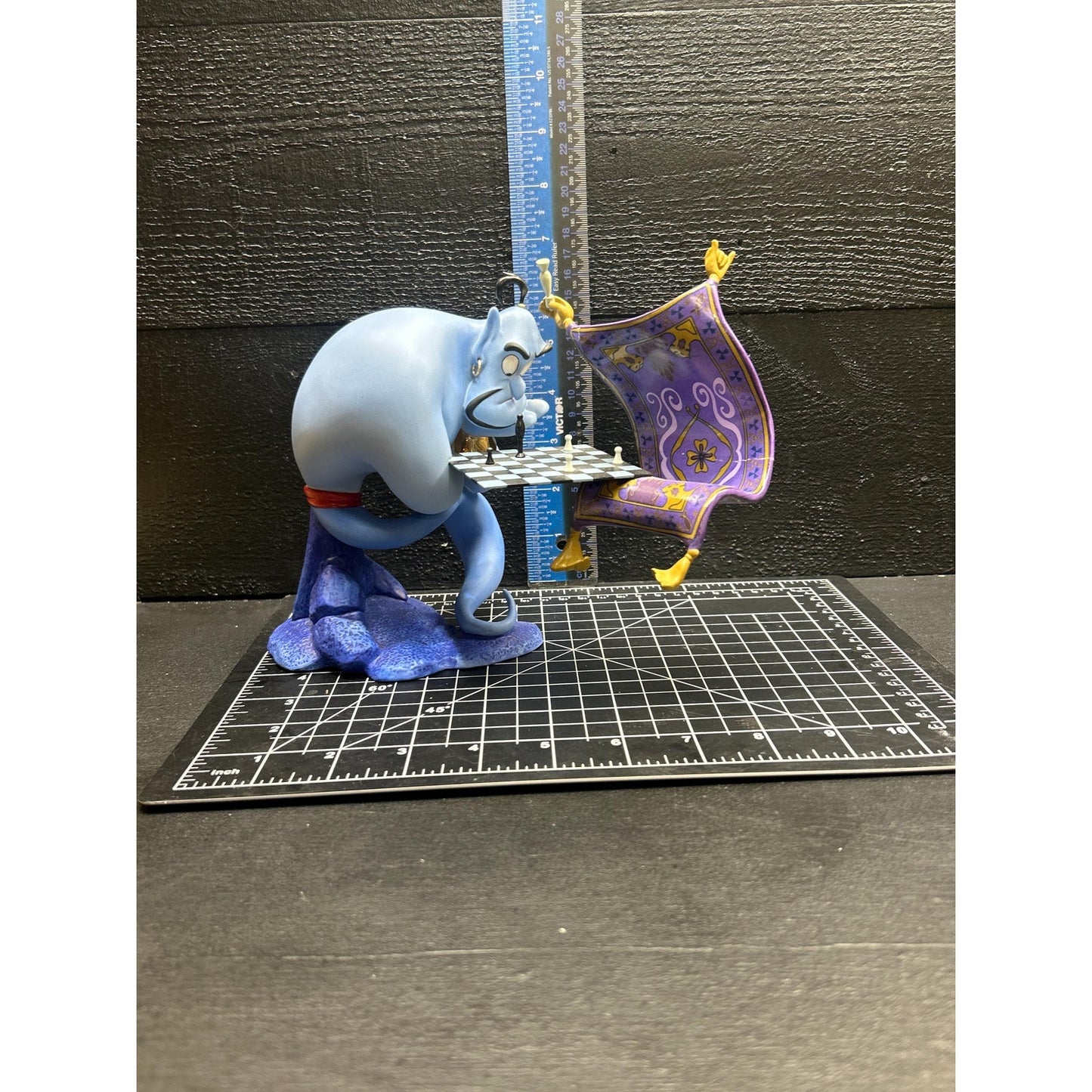 Walt Disney Classics Collection Genie “I’m Losing to a Rug” Figurine • Limited Edition Aladdin WDCC 3109/12500 Disney Display Statue. scarce