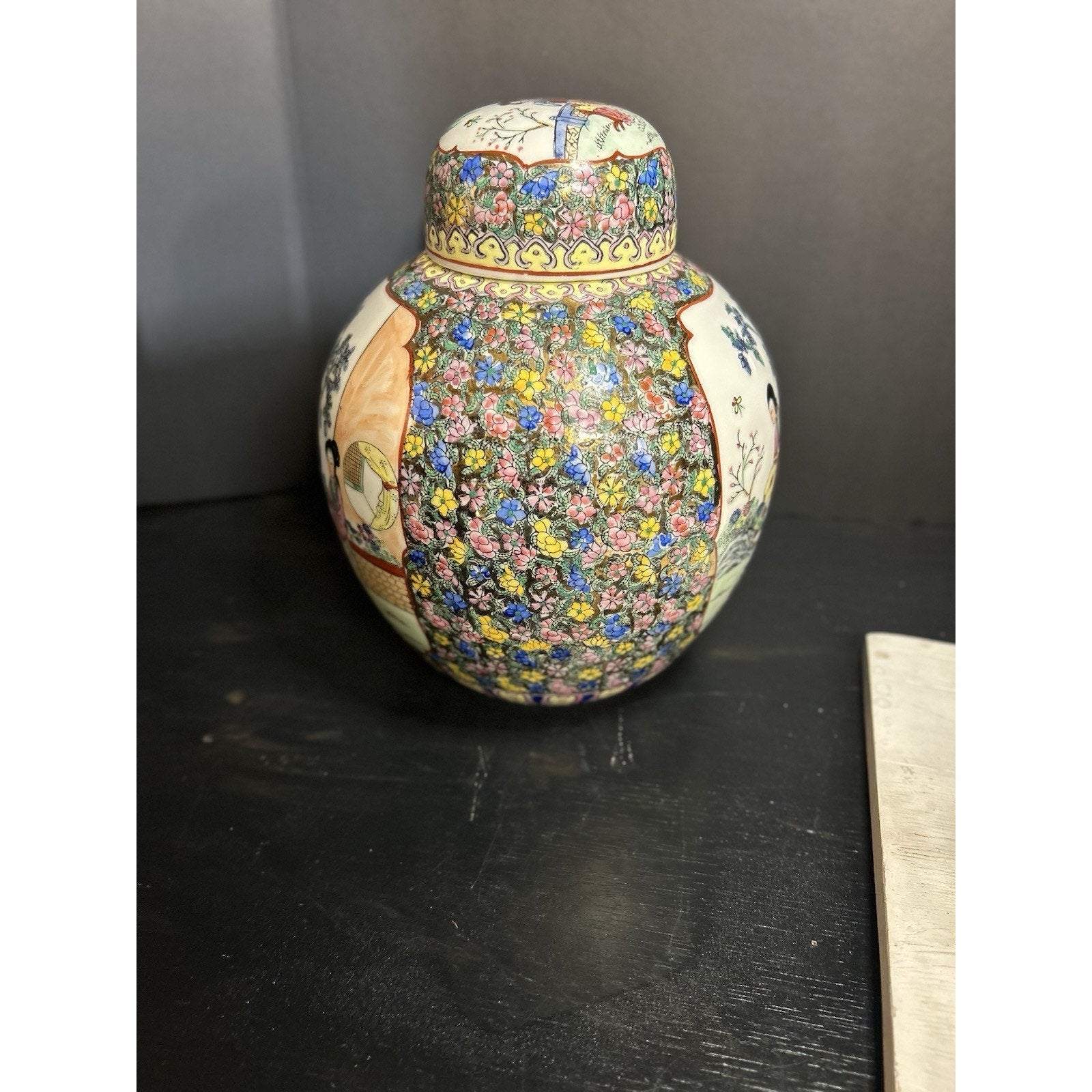 Chinese Familia Rose Medallion porcelain jar base mark vintage