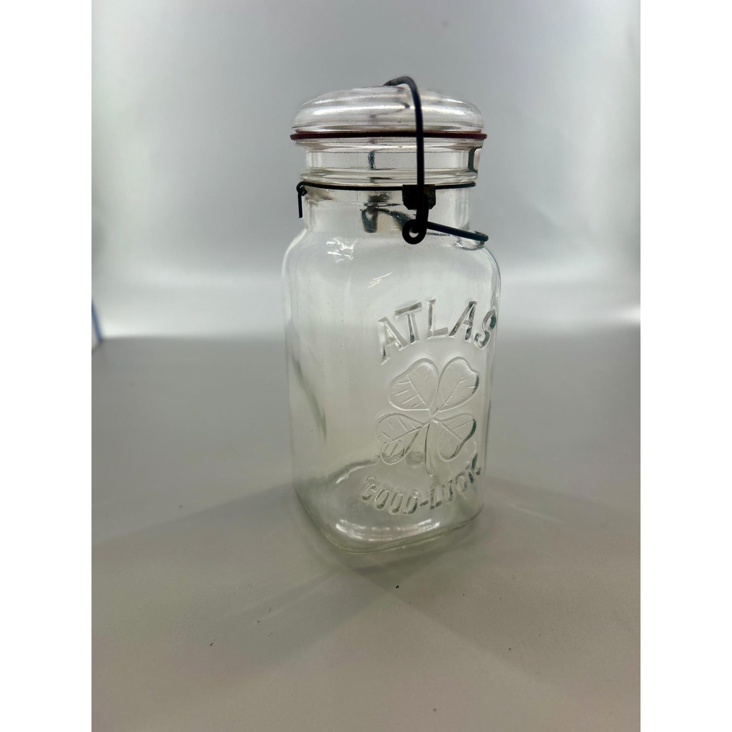 Atlas Good Luck Clover Quart Mason Jar Original Wire Bail Glass Lid Antique Hazel Atlas 1920s. With original gasket . Incredible condition.