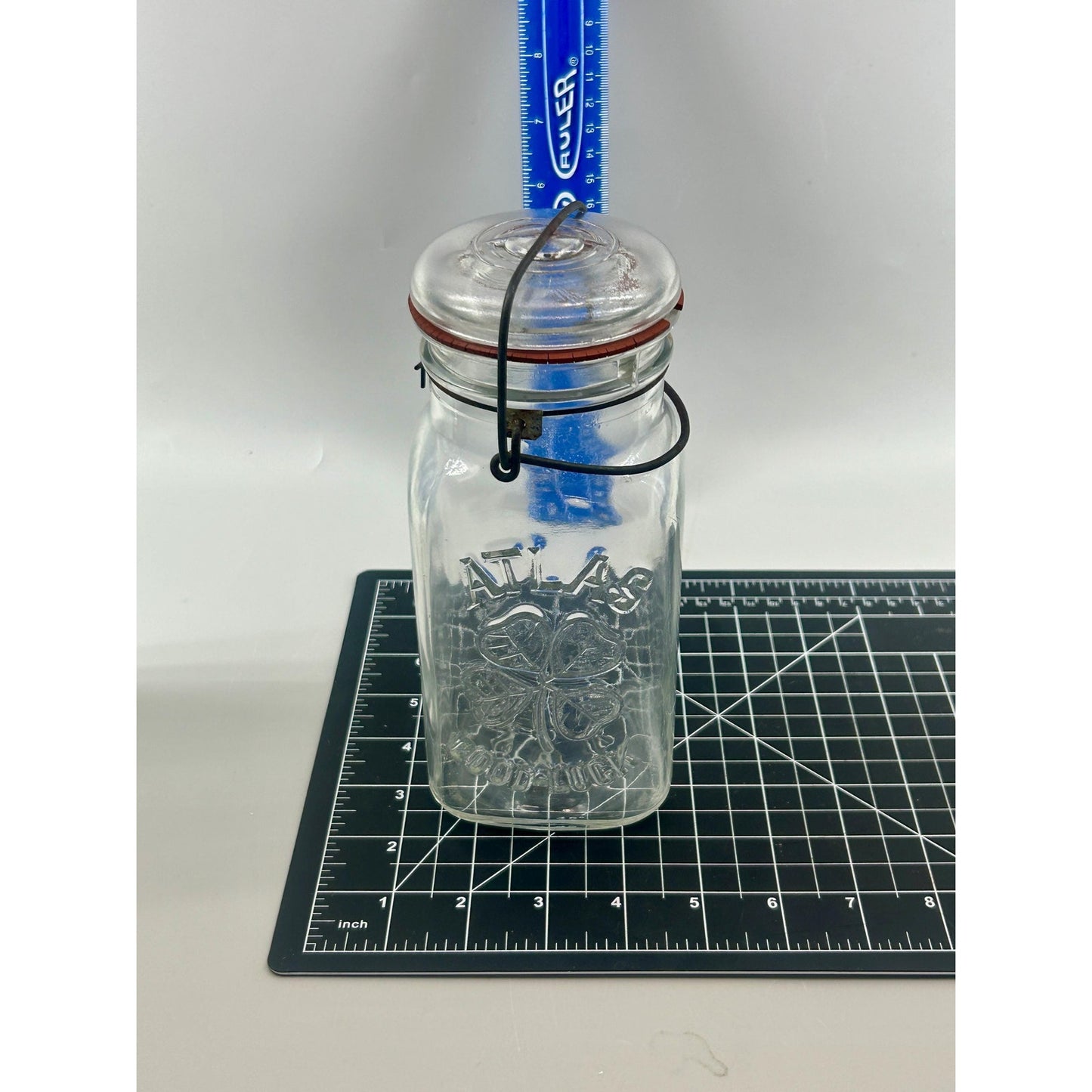 Atlas Good Luck Clover Quart Mason Jar Original Wire Bail Glass Lid Antique Hazel Atlas 1920s. With original gasket . Incredible condition.