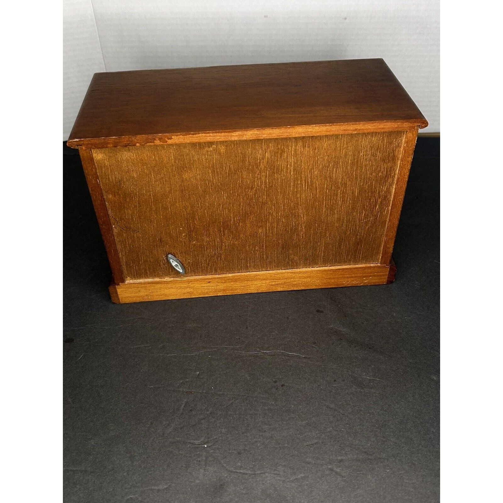 Vintage 1970s jewelry music box working mechanism detail