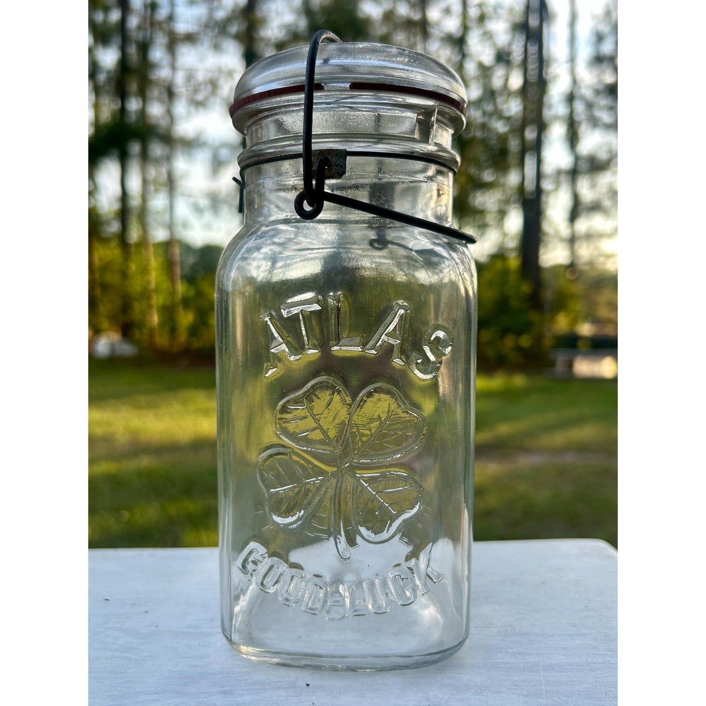 Atlas Good Luck Clover Quart Mason Jar Original Wire Bail Glass Lid Antique Hazel Atlas 1920s. With original gasket . Incredible condition.
