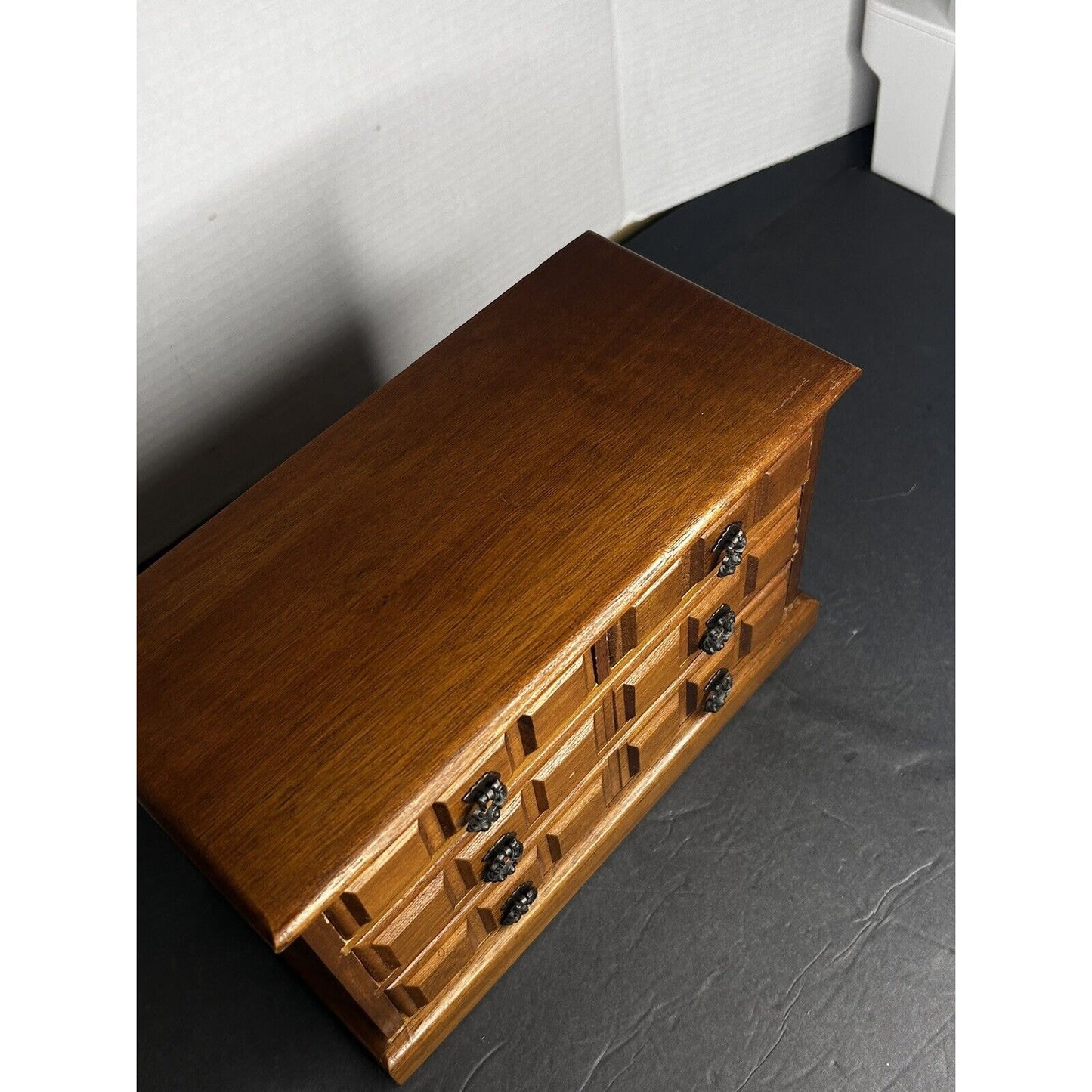 Vintage jewelry music box 4 drawer interior cedar tray detail