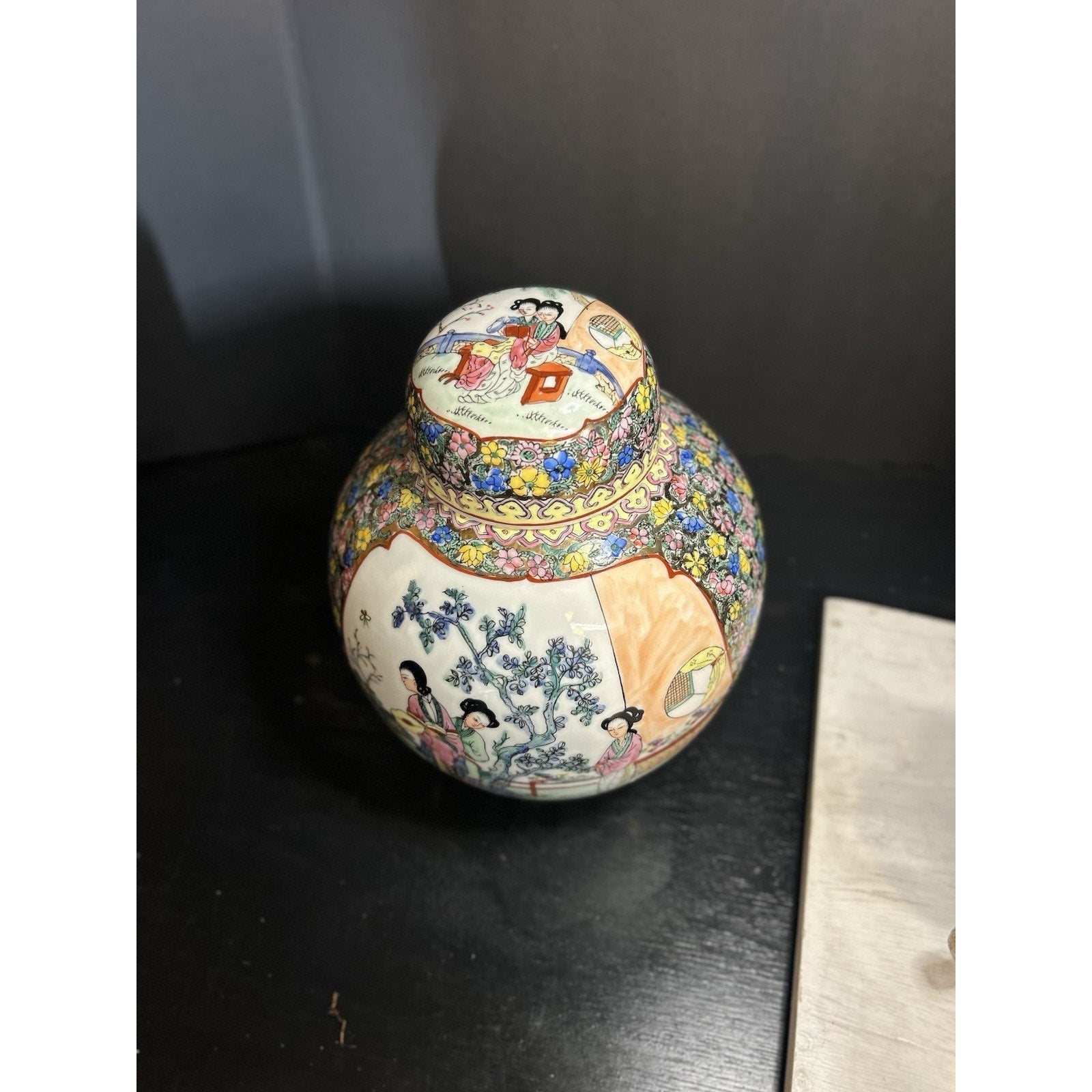 Chinese Familia Rose porcelain ginger jar back view medallion