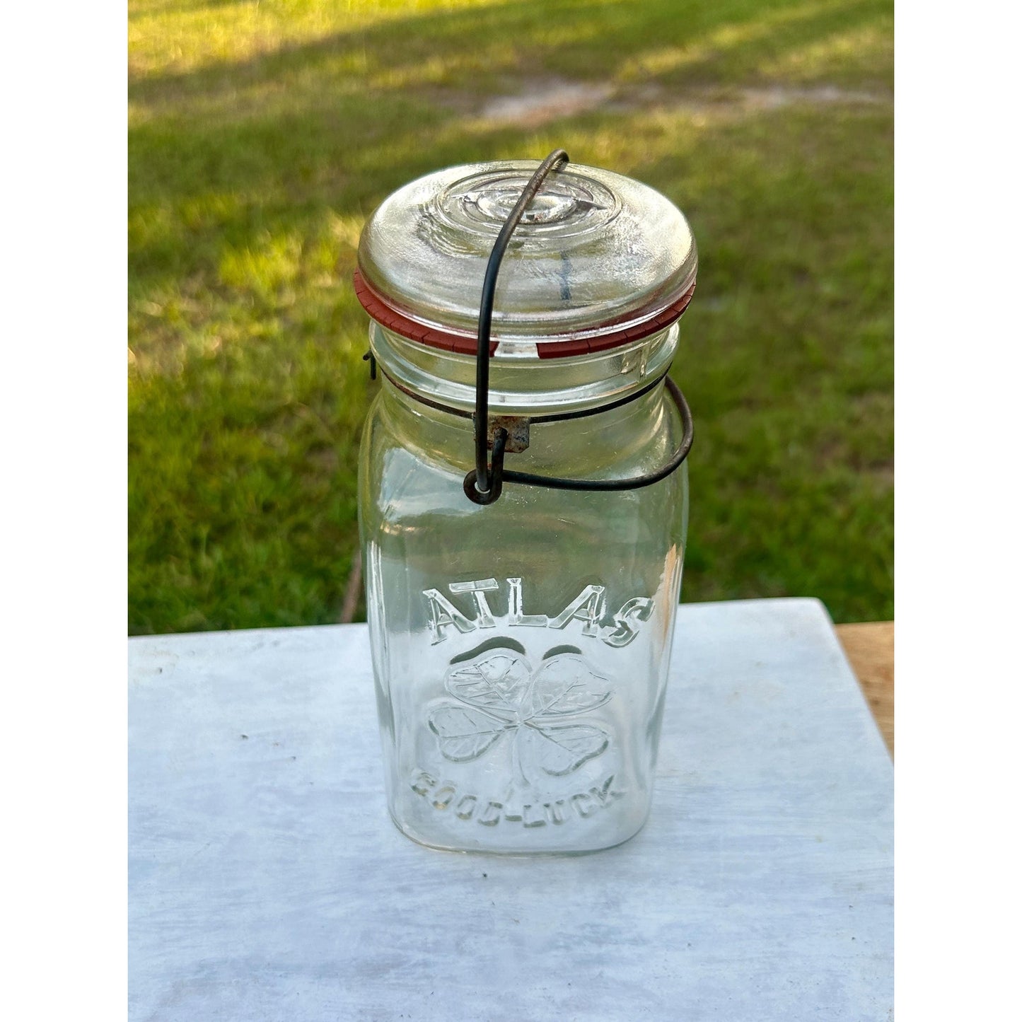 Atlas Good Luck Clover Quart Mason Jar Original Wire Bail Glass Lid Antique Hazel Atlas 1920s. With original gasket . Incredible condition.