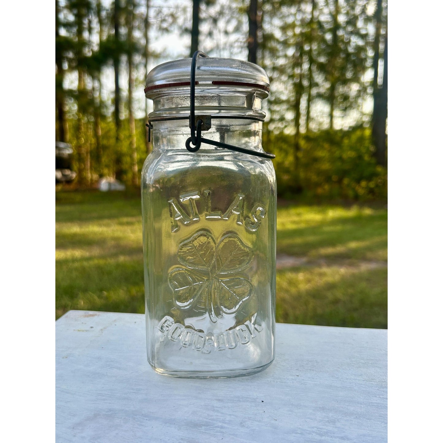 Atlas Good Luck Clover Quart Mason Jar Original Wire Bail Glass Lid Antique Hazel Atlas 1920s. With original gasket . Incredible condition.