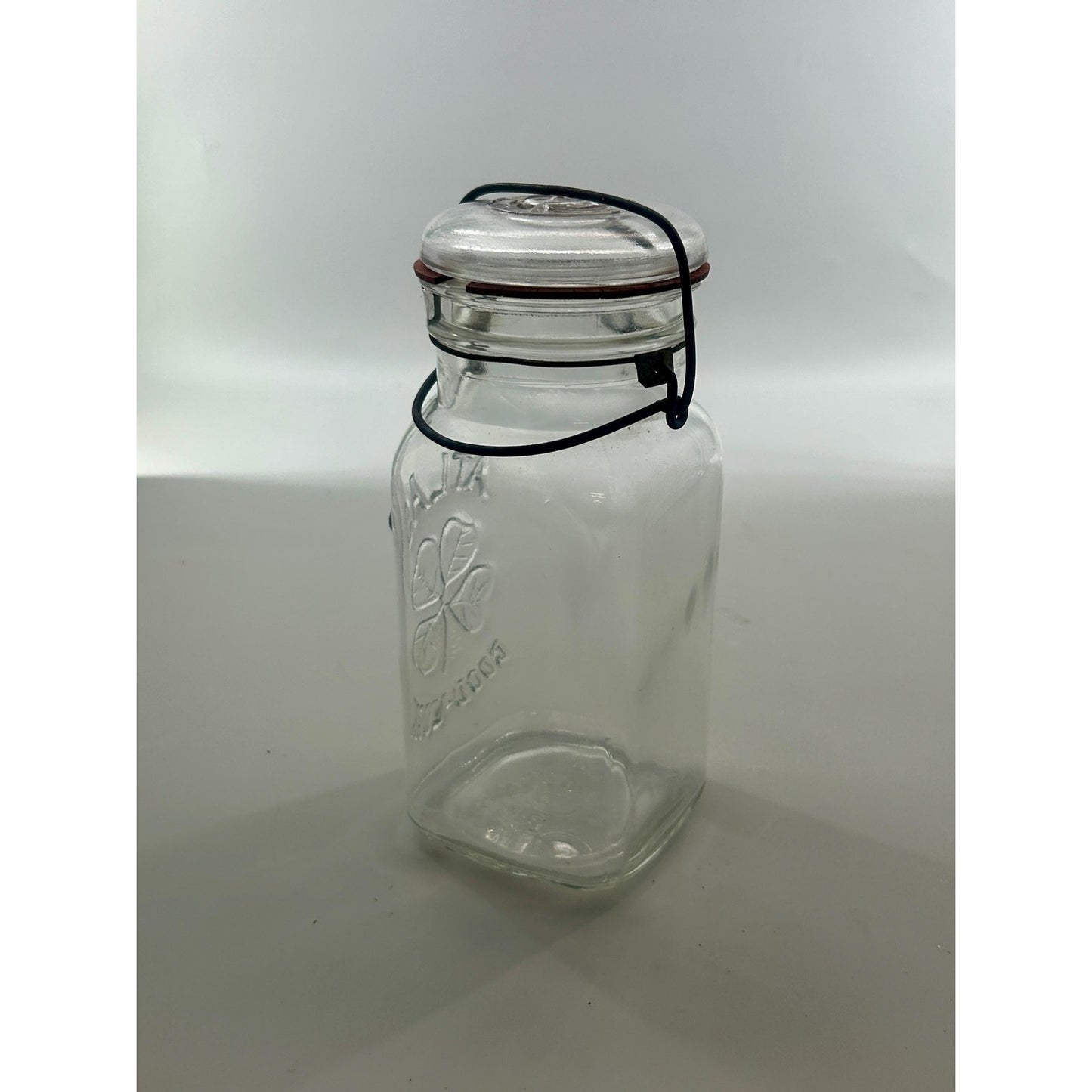 Atlas Good Luck Clover Quart Mason Jar Original Wire Bail Glass Lid Antique Hazel Atlas 1920s. With original gasket . Incredible condition.