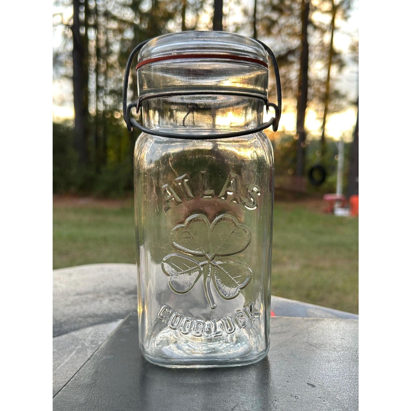 Atlas Good Luck Clover Quart Mason Jar Original Wire Bail Glass Lid Antique Hazel Atlas 1920s. With original gasket . Incredible condition.
