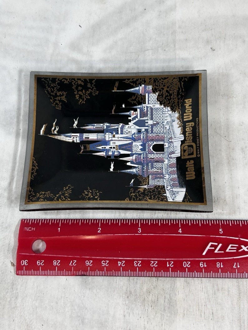 Width measurement of the rectangular dish using a red ruler along the lower edge.