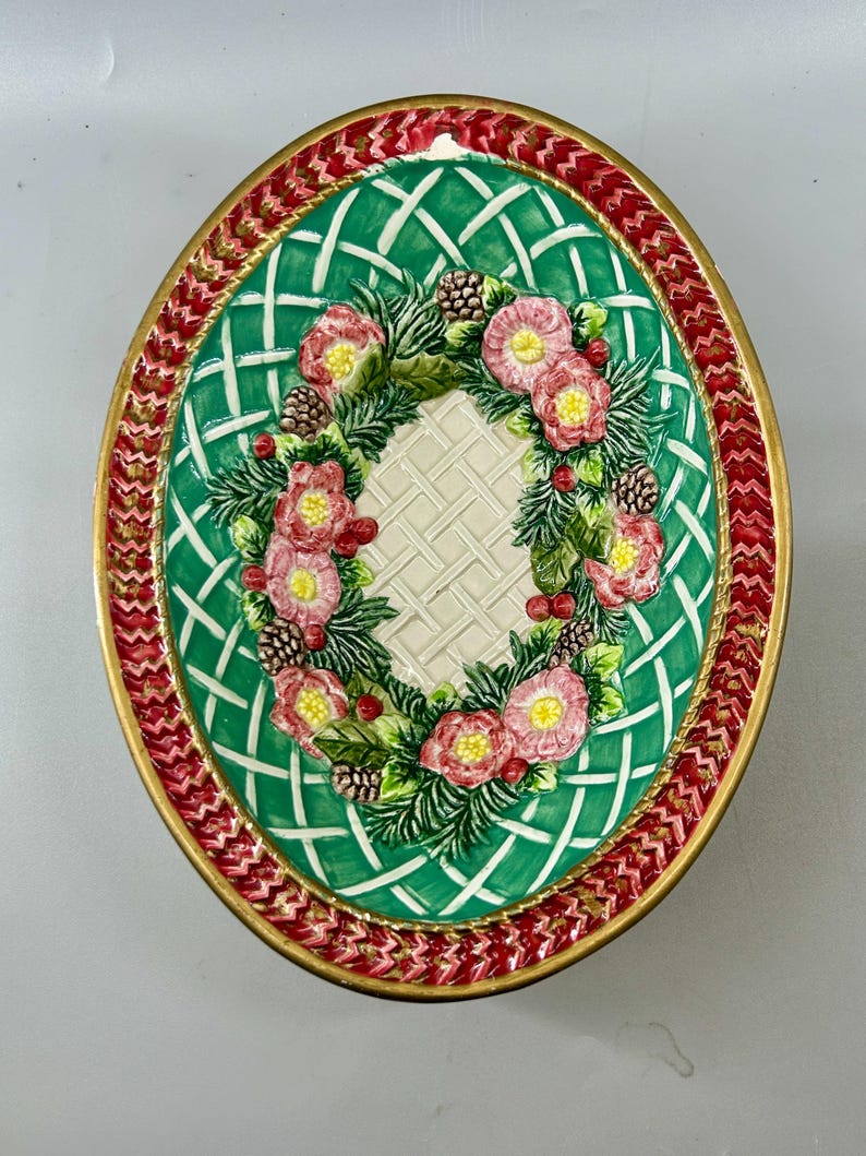 Upright view of the bowl showing the complete wreath motif and decorative red border.