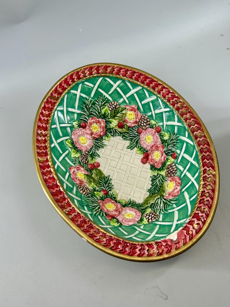 Diagonal overhead view highlighting the oval shape and bright green lattice background.